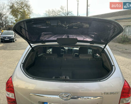Сірий Хендай Туксон, об'ємом двигуна 2 л та пробігом 250 тис. км за 5850 $, фото 15 на Automoto.ua
