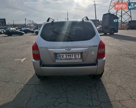 Серый Хендай Туксон, объемом двигателя 1.98 л и пробегом 181 тыс. км за 7000 $, фото 4 на Automoto.ua