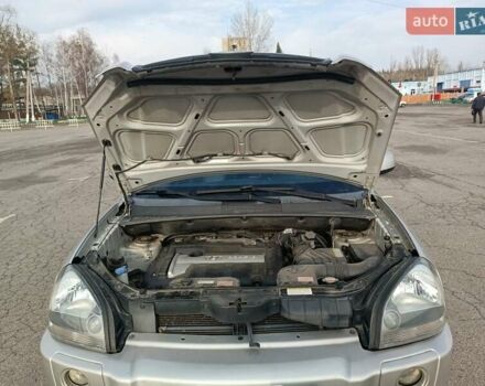 Серый Хендай Туксон, объемом двигателя 1.98 л и пробегом 181 тыс. км за 7000 $, фото 23 на Automoto.ua