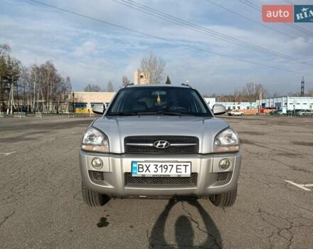 Серый Хендай Туксон, объемом двигателя 1.98 л и пробегом 181 тыс. км за 7000 $, фото 1 на Automoto.ua