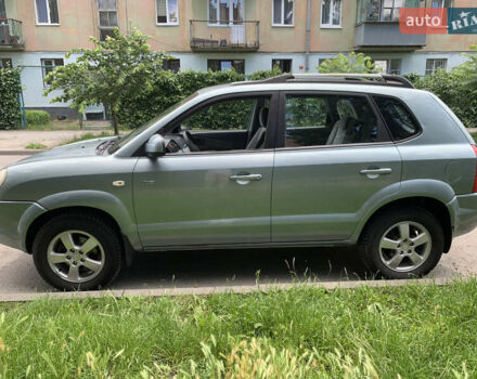 Серый Хендай Туксон, объемом двигателя 1.99 л и пробегом 194 тыс. км за 7850 $, фото 5 на Automoto.ua