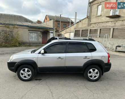 Сірий Хендай Туксон, об'ємом двигуна 2 л та пробігом 250 тис. км за 5850 $, фото 2 на Automoto.ua