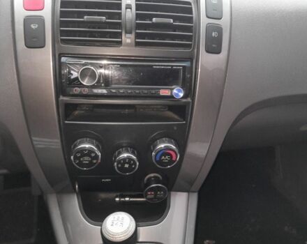 Сірий Хендай Туксон, об'ємом двигуна 2 л та пробігом 310 тис. км за 3884 $, фото 8 на Automoto.ua