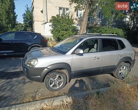 Сірий Хендай Туксон, об'ємом двигуна 2 л та пробігом 320 тис. км за 4200 $, фото 1 на Automoto.ua