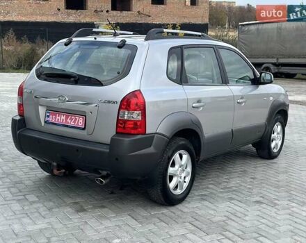 Серый Хендай Туксон, объемом двигателя 1.98 л и пробегом 243 тыс. км за 7100 $, фото 4 на Automoto.ua