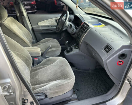 Сірий Хендай Туксон, об'ємом двигуна 2 л та пробігом 250 тис. км за 5850 $, фото 8 на Automoto.ua