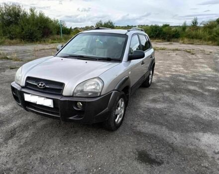 Серый Хендай Туксон, объемом двигателя 2 л и пробегом 196 тыс. км за 3500 $, фото 1 на Automoto.ua