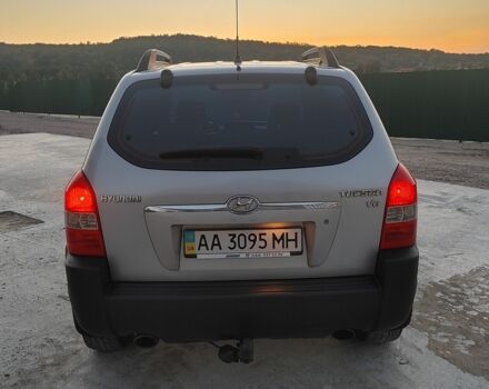 Серый Хендай Туксон, объемом двигателя 2.7 л и пробегом 258 тыс. км за 5800 $, фото 5 на Automoto.ua