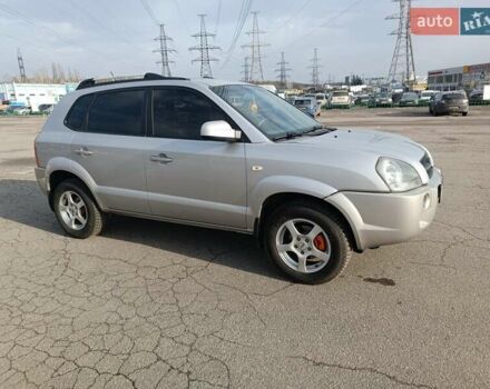 Серый Хендай Туксон, объемом двигателя 1.98 л и пробегом 181 тыс. км за 7000 $, фото 2 на Automoto.ua