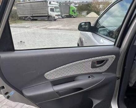 Серый Хендай Туксон, объемом двигателя 1.98 л и пробегом 243 тыс. км за 7100 $, фото 10 на Automoto.ua