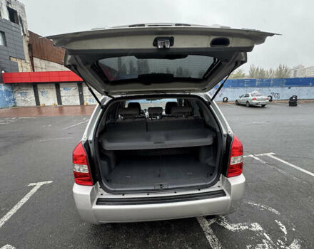 Серый Хендай Туксон, объемом двигателя 2 л и пробегом 163 тыс. км за 8350 $, фото 11 на Automoto.ua