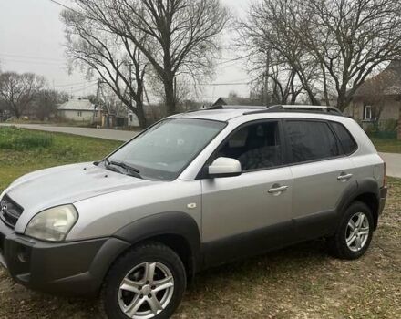 Серый Хендай Туксон, объемом двигателя 1.98 л и пробегом 269 тыс. км за 7300 $, фото 1 на Automoto.ua