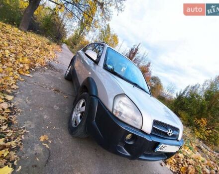 Серый Хендай Туксон, объемом двигателя 2 л и пробегом 250 тыс. км за 6900 $, фото 2 на Automoto.ua