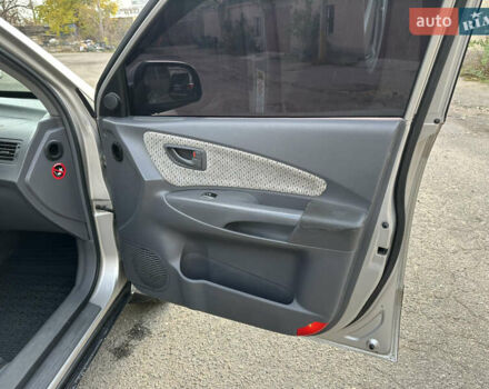 Сірий Хендай Туксон, об'ємом двигуна 2 л та пробігом 250 тис. км за 5850 $, фото 9 на Automoto.ua