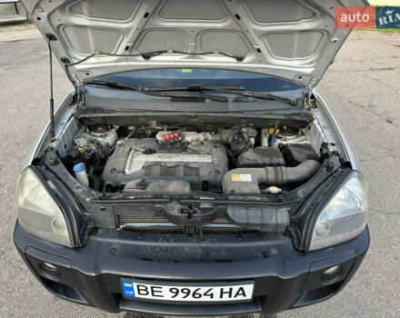 Сірий Хендай Туксон, об'ємом двигуна 2 л та пробігом 250 тис. км за 5850 $, фото 24 на Automoto.ua