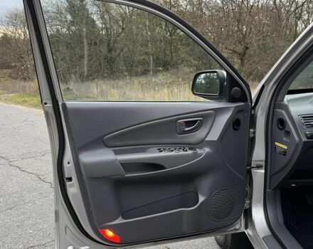 Сірий Хендай Туксон, об'ємом двигуна 2 л та пробігом 187 тис. км за 7650 $, фото 5 на Automoto.ua