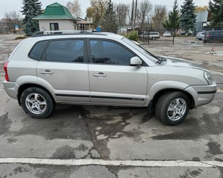 Серый Хендай Туксон, объемом двигателя 2 л и пробегом 267 тыс. км за 7200 $, фото 3 на Automoto.ua