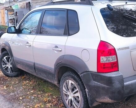 Серый Хендай Туксон, объемом двигателя 2 л и пробегом 264 тыс. км за 4500 $, фото 6 на Automoto.ua