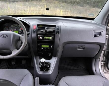 Сірий Хендай Туксон, об'ємом двигуна 2 л та пробігом 187 тис. км за 7650 $, фото 12 на Automoto.ua
