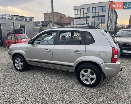 Серый Хендай Туксон, объемом двигателя 2 л и пробегом 155 тыс. км за 6989 $, фото 7 на Automoto.ua