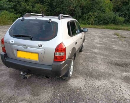 Серый Хендай Туксон, объемом двигателя 2 л и пробегом 196 тыс. км за 3500 $, фото 3 на Automoto.ua