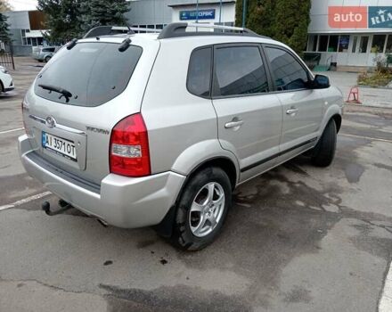 Серый Хендай Туксон, объемом двигателя 1.98 л и пробегом 267 тыс. км за 7200 $, фото 1 на Automoto.ua