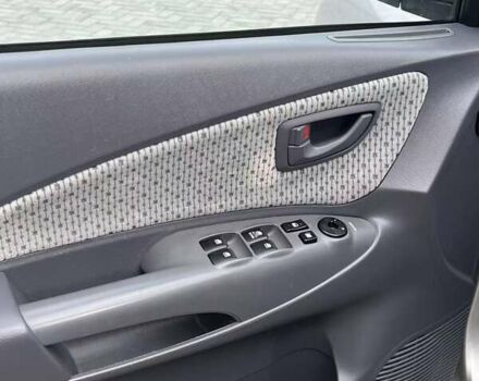 Серый Хендай Туксон, объемом двигателя 1.98 л и пробегом 243 тыс. км за 7100 $, фото 8 на Automoto.ua