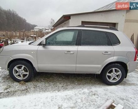 Серый Хендай Туксон, объемом двигателя 2 л и пробегом 280 тыс. км за 7200 $, фото 4 на Automoto.ua