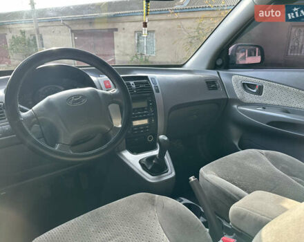 Сірий Хендай Туксон, об'ємом двигуна 2 л та пробігом 250 тис. км за 5850 $, фото 17 на Automoto.ua