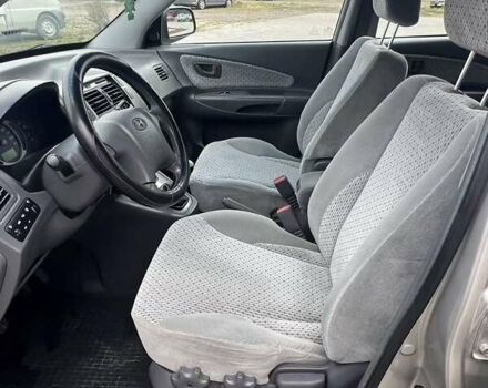 Серый Хендай Туксон, объемом двигателя 1.98 л и пробегом 243 тыс. км за 7100 $, фото 9 на Automoto.ua