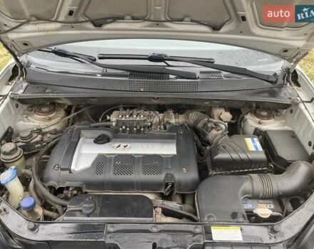 Серый Хендай Туксон, объемом двигателя 1.98 л и пробегом 269 тыс. км за 7300 $, фото 3 на Automoto.ua