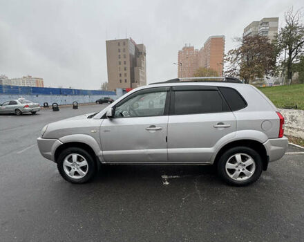 Серый Хендай Туксон, объемом двигателя 2 л и пробегом 163 тыс. км за 8350 $, фото 2 на Automoto.ua