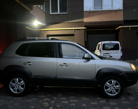 Серый Хендай Туксон, объемом двигателя 2 л и пробегом 285 тыс. км за 6500 $, фото 4 на Automoto.ua