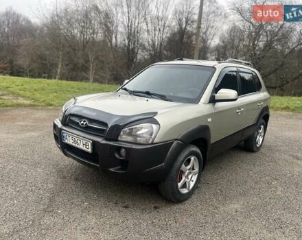 Серый Хендай Туксон, объемом двигателя 1.98 л и пробегом 205 тыс. км за 6700 $, фото 2 на Automoto.ua
