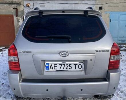 Сірий Хендай Туксон, об'ємом двигуна 1.98 л та пробігом 250 тис. км за 7900 $, фото 4 на Automoto.ua