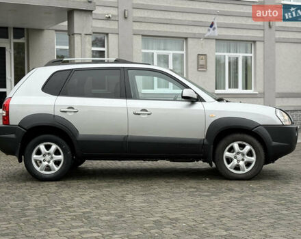 Сірий Хендай Туксон, об'ємом двигуна 1.99 л та пробігом 252 тис. км за 7700 $, фото 10 на Automoto.ua