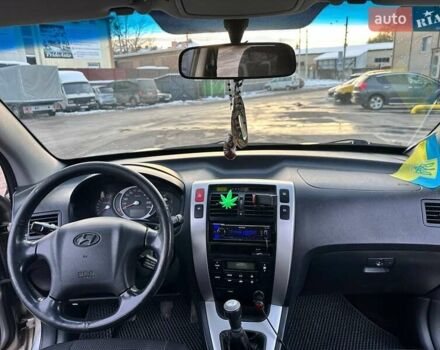 Серый Хендай Туксон, объемом двигателя 1.98 л и пробегом 220 тыс. км за 6800 $, фото 4 на Automoto.ua