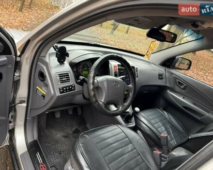 Серый Хендай Туксон, объемом двигателя 2 л и пробегом 248 тыс. км за 6599 $, фото 18 на Automoto.ua