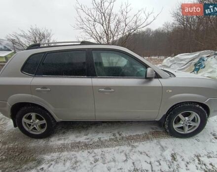 Серый Хендай Туксон, объемом двигателя 2 л и пробегом 280 тыс. км за 7200 $, фото 5 на Automoto.ua