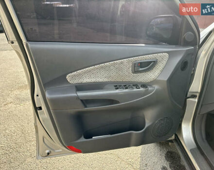 Сірий Хендай Туксон, об'ємом двигуна 2 л та пробігом 250 тис. км за 5850 $, фото 19 на Automoto.ua