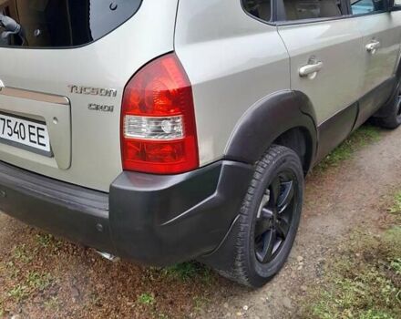 Сірий Хендай Туксон, об'ємом двигуна 1.99 л та пробігом 282 тис. км за 6200 $, фото 5 на Automoto.ua
