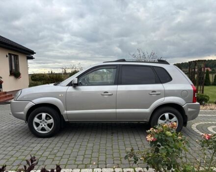 Серый Хендай Туксон, объемом двигателя 2 л и пробегом 210 тыс. км за 2350 $, фото 4 на Automoto.ua