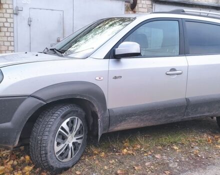 Серый Хендай Туксон, объемом двигателя 2 л и пробегом 264 тыс. км за 4500 $, фото 3 на Automoto.ua