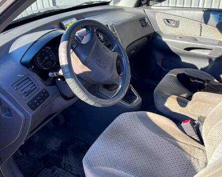 Серый Хендай Туксон, объемом двигателя 2 л и пробегом 136 тыс. км за 8200 $, фото 3 на Automoto.ua