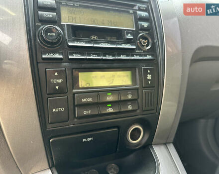 Сірий Хендай Туксон, об'ємом двигуна 2 л та пробігом 250 тис. км за 5850 $, фото 22 на Automoto.ua