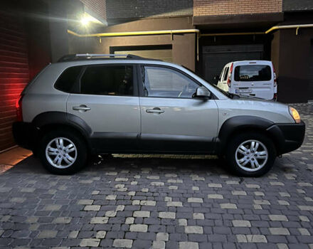 Серый Хендай Туксон, объемом двигателя 2 л и пробегом 285 тыс. км за 6500 $, фото 3 на Automoto.ua