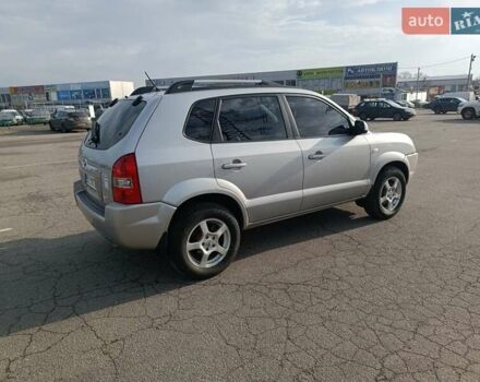 Серый Хендай Туксон, объемом двигателя 1.98 л и пробегом 181 тыс. км за 7000 $, фото 3 на Automoto.ua