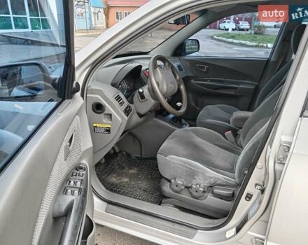 Серый Хендай Туксон, объемом двигателя 1.98 л и пробегом 267 тыс. км за 7200 $, фото 11 на Automoto.ua