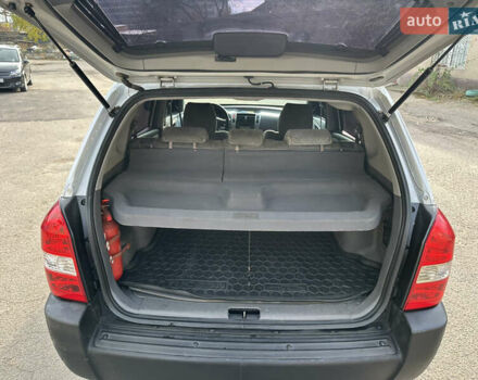 Сірий Хендай Туксон, об'ємом двигуна 2 л та пробігом 250 тис. км за 5850 $, фото 12 на Automoto.ua