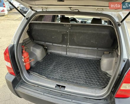 Сірий Хендай Туксон, об'ємом двигуна 2 л та пробігом 250 тис. км за 5850 $, фото 13 на Automoto.ua